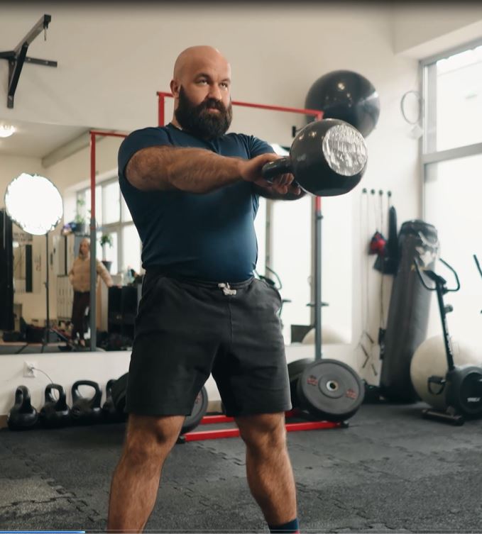 Swing kettlebell w studiu Kuźnia Ciała