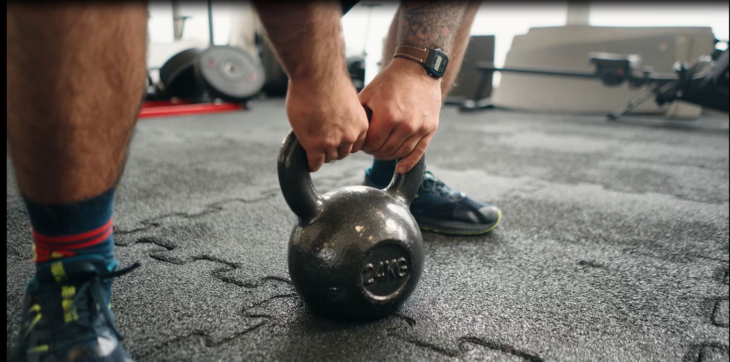 Chwyt kettlebell przed serią